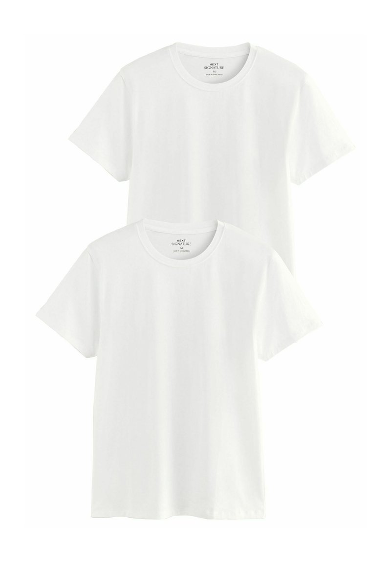 To hvide t-shirts med rund hals og korte ærmer, i størrelse medium, stablet med den ene lidt bag den anden på en hvid baggrund.