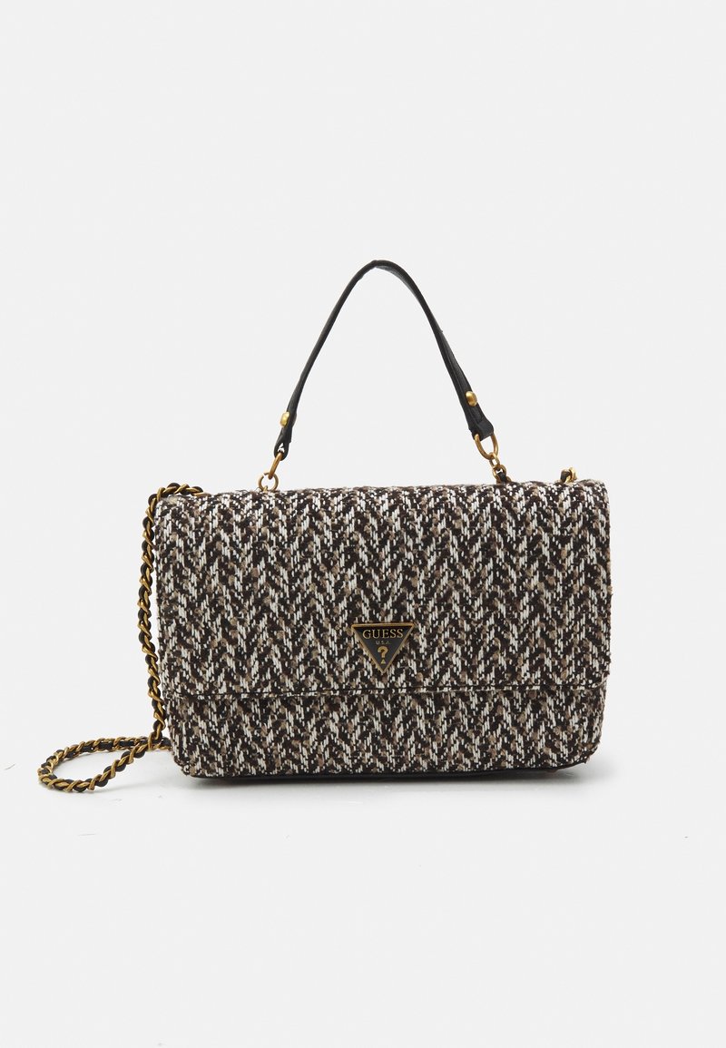 Sac à main rectangulaire en tweed avec motif noir, blanc et marron, poignée noire, bandoulière chaîne dorée et plaque triangulaire avec logo Guess sur le devant.