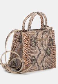 Borsa a tracolla in pelle di serpente marrone e beige, design strutturato con due manici corti e una tracolla rimovibile, presenta un logo e un'etichetta dorati.