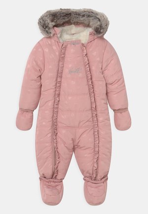 Combinaison d'hiver rembourrée rose pour bébé avec capuche bordée de fausse fourrure, moufles attachées, couvre-pieds, fermetures éclair à volants et motif de cœurs.