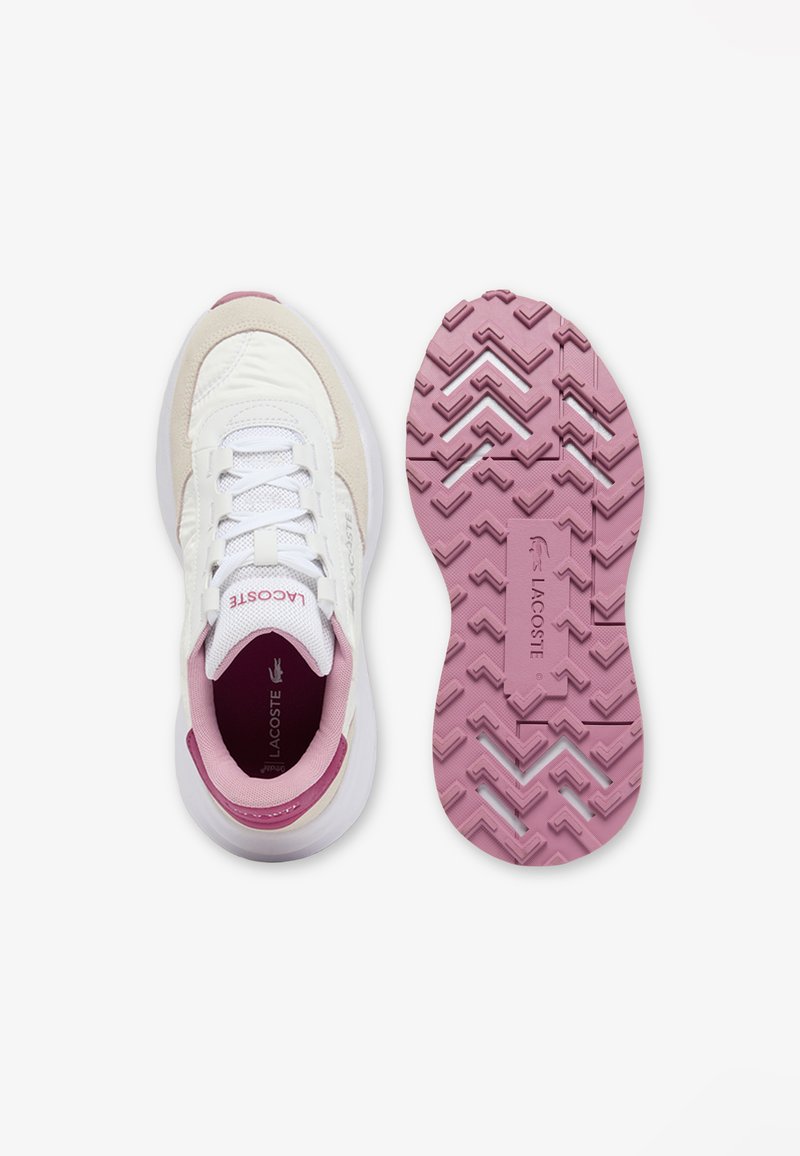 Sneakers Lacoste con tomaia sintetica bianca e beige, design con lacci e suola in gomma rosa con motivo a zigzag.