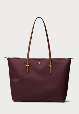Bolsa tote vinho com alças de couro castanho, detalhes em metal dourado e fecho de zíper. Apresenta uma textura suave e um design simples.