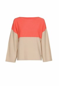 Kleurgebroken trui met een koraal bovenstuk en een beige onderstuk, gemaakt van een zachte stof met een relaxte pasvorm en brede mouwen.