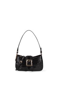 Borsa nera con motivo coccodrillo, dalla forma piatta, con tracolla e un'importante fibbia dorata sulla parte anteriore.