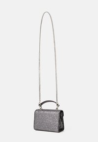 Guess ZALINA MINI TOP HANDLE FLAP - Sac à main - pewter