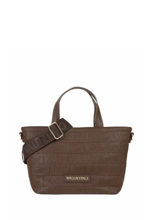 Sac à main Valentino marron avec motif embossé et bandoulière réglable assortie, avec une plaque logo Valentino dorée à l'avant.
