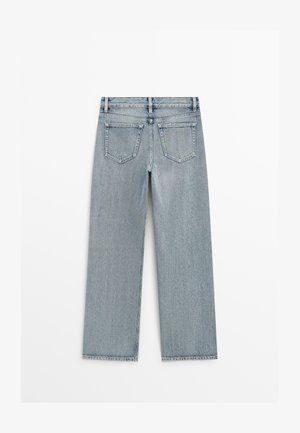 Tył niebieskich dżinsów o prostych nogawkach z dwoma tylnymi kieszeniami i szlufkami na pasek na białym tle.