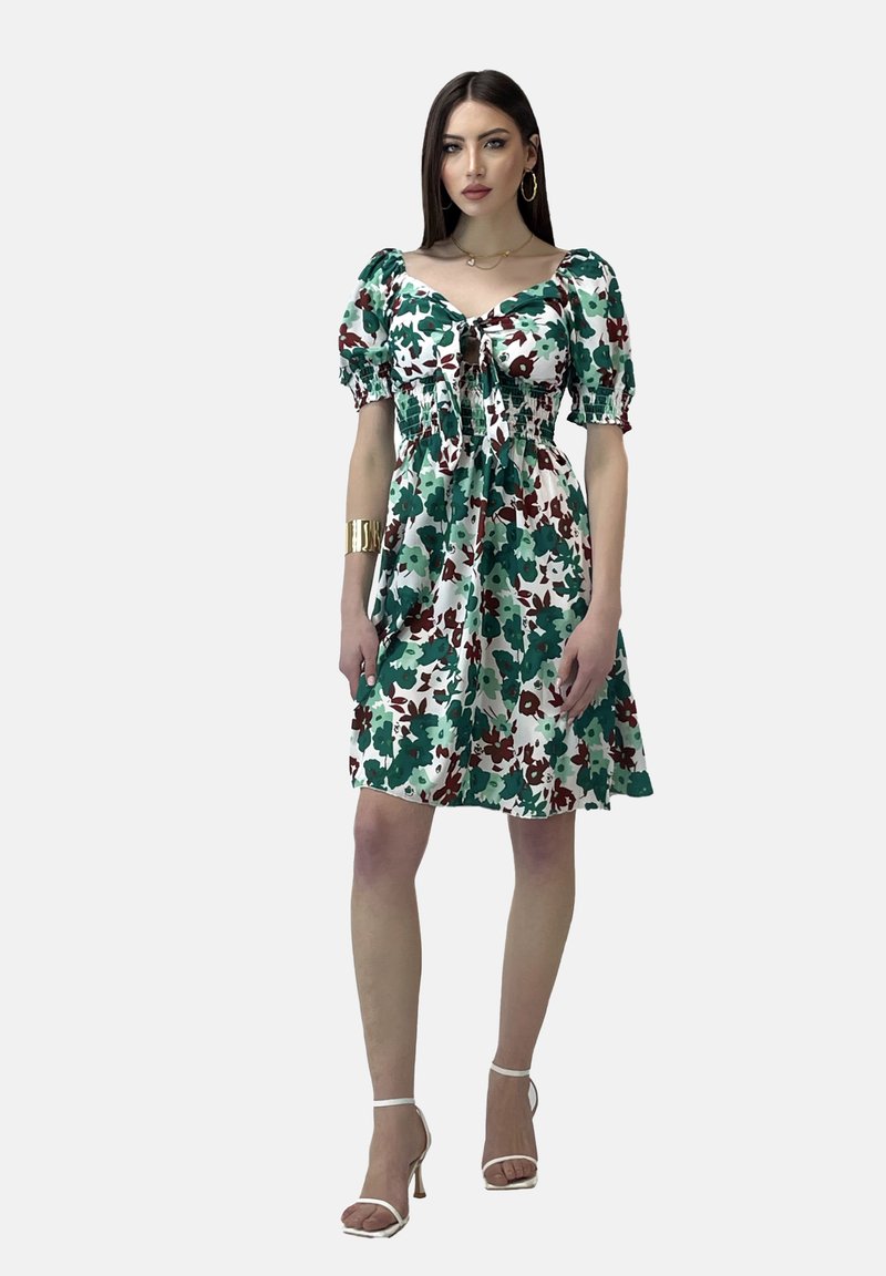 Blumenkleid mit einem grünen, roten und weißen Muster, Puffärmeln, einer Krawatte vorne und einem taillierten Oberteil mit einem ausgestellten Rock.