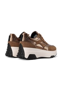 Sneakers platform marroni caratterizzati da una combinazione di materiali lisci e testurizzati, dettagli metallici e una robusta suola in gomma nera.