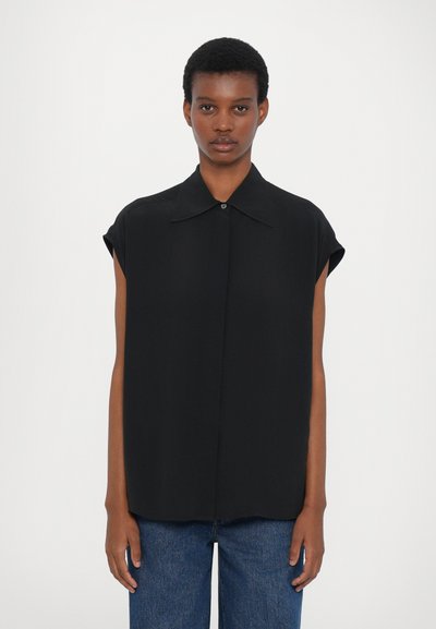 Schwarzes ärmelloses Shirt mit klassischem Kragen, mit einer Knopfverschluss vorne und lockerer Passform. Glatte Textur und leichtes Material.