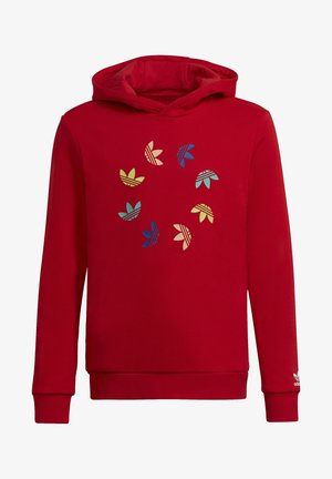 Czerwona bluza z kapturem z wielokolorowymi logo trefoil Adidas ułożonymi w okrąg na piersi oraz małym logo na lewym mankiecie.