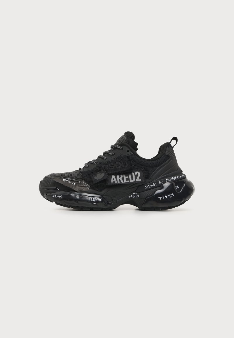Μαύρο chunky sneaker με παχιά σόλα, με ανάμεικτες υφές, λευκές λεπτομέρειες κειμένου και σήμανση "ARED2" στην πλευρά.