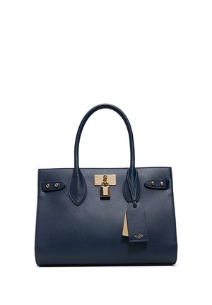 Borsa a mano in pelle blu navy con due manici, chiusura e borchie in tonalità oro, e una targhetta del marchio ALDO appesa su sfondo bianco.