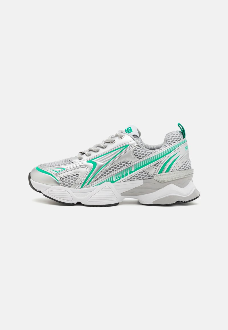 Sport sneakers med grå mesh-overdel, grønne accenter, en teksturert såle og polstret krage for komfort. Snøring og logo detaljer inkludert.