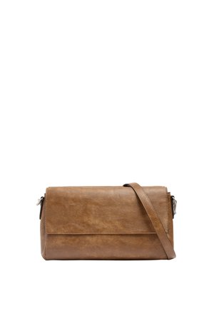 Brązowa skórzana torba na ramię z klapką i regulowanym paskiem na białym tle.