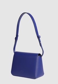Borsa a tracolla in pelle blu con forma strutturata, tracolla regolabile e design minimalista. Presenta una texture liscia e un discreto dettaglio del logo.