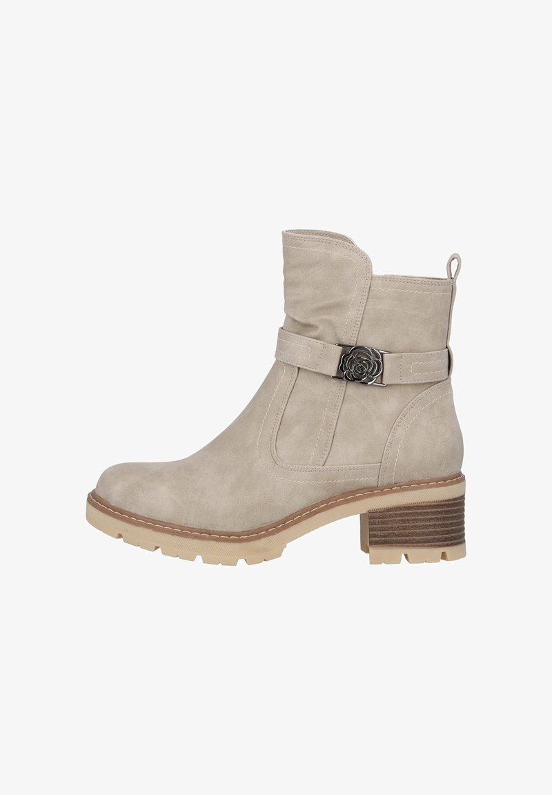 Bottine beige en daim avec une bride décorative et une boucle en métal en forme de fleur, talon empilé et semelle robuste.