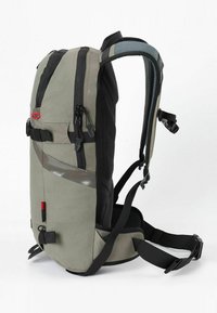 Zaino grigio e nero con spallacci imbottiti, più scomparti con zip e accenti riflettenti. Caratterizzato da un tessuto resistente e un design ergonomico.