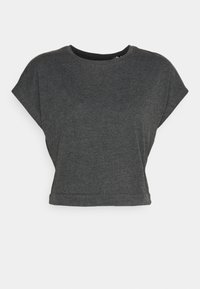 Harmaa lyhythihainen cropped-t-paita, jossa on leveät hihat ja pyöreä pääntie, sekä pehmeä rakenne. Yksinkertainen muotoilu, ei näkyviä kuvioita tai varusteita.