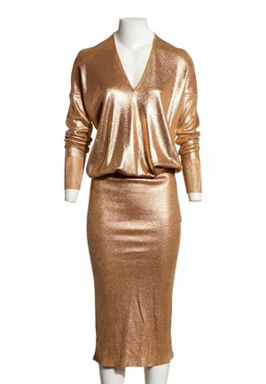 Robe longue à manches longues métallique dorée brillante avec haut à col en V et jupe crayon ajustée sur un mannequin sans tête sur fond blanc.