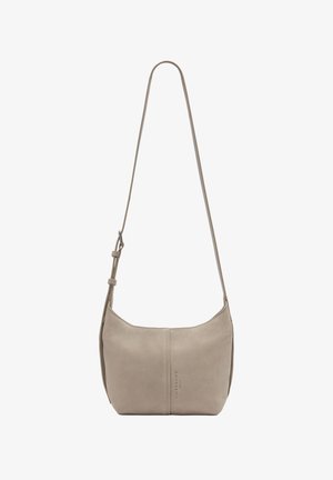 Borsa a spalla in suede beige con tracolla regolabile, texture liscia, design curvo e nome del marchio impresso sul pannello anteriore.