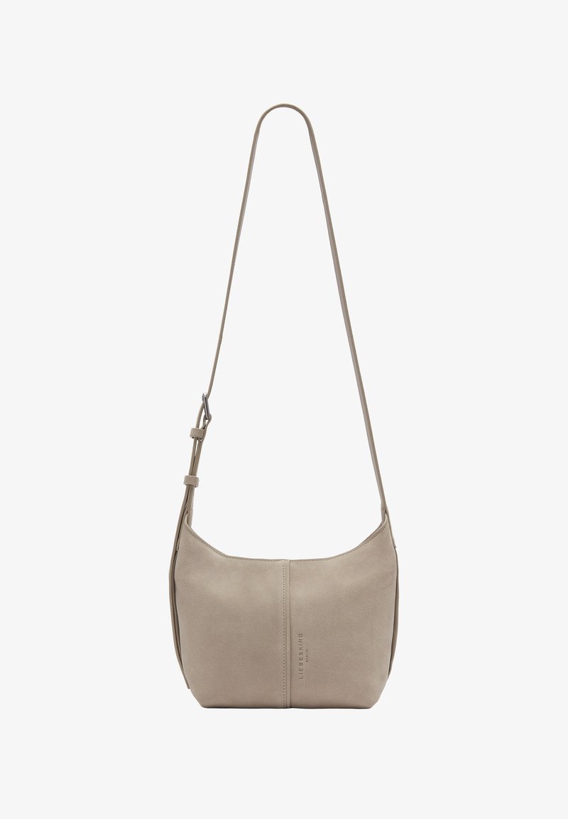 Borsa a spalla in suede beige con tracolla regolabile, texture liscia, design curvo e nome del marchio impresso sul pannello anteriore.