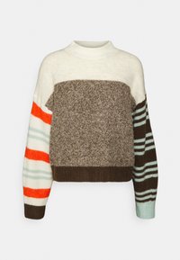 Strikket pullover med høj hals, der har brune, cremefarvede og stribede ærmer i orange, teal og mørkebrun accent.