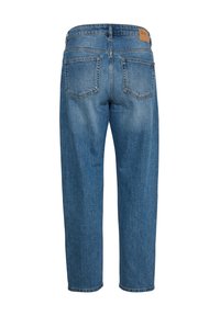 Jean en denim bleu avec une coupe droite, deux poches arrière et un petit patch en cuir beige sur la ceinture.