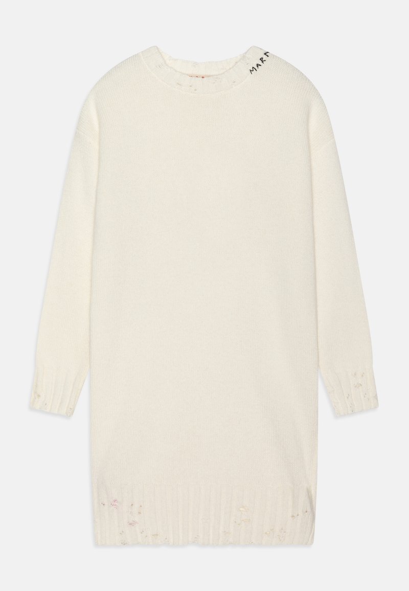 Robe en maille écrue à manches longues avec des détails usés aux poignets et à l'ourlet, arborant un petit texte noir près de l'encolure.