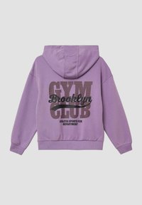 Fialová mikina s kapucí, na které je na zadní straně velký černý nápis "GYM Brooklyn CLUB", a má ribbovanou spodní část a manžety.
