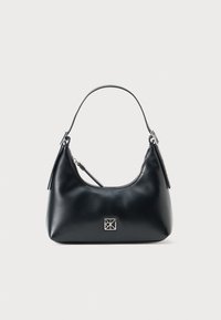 Borsa a tracolla in pelle nera con una singola maniglia, chiusura con zip e un piccolo logo quadrato argentato sul fronte.