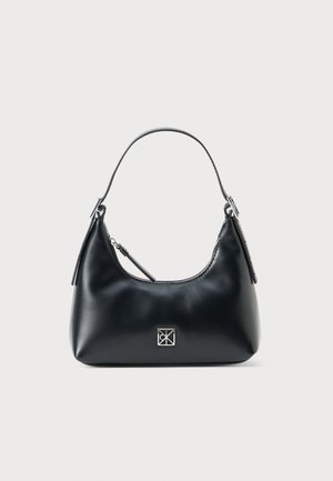 Borsa a tracolla in pelle nera con una singola maniglia, chiusura con zip e un piccolo logo quadrato argentato sul fronte.