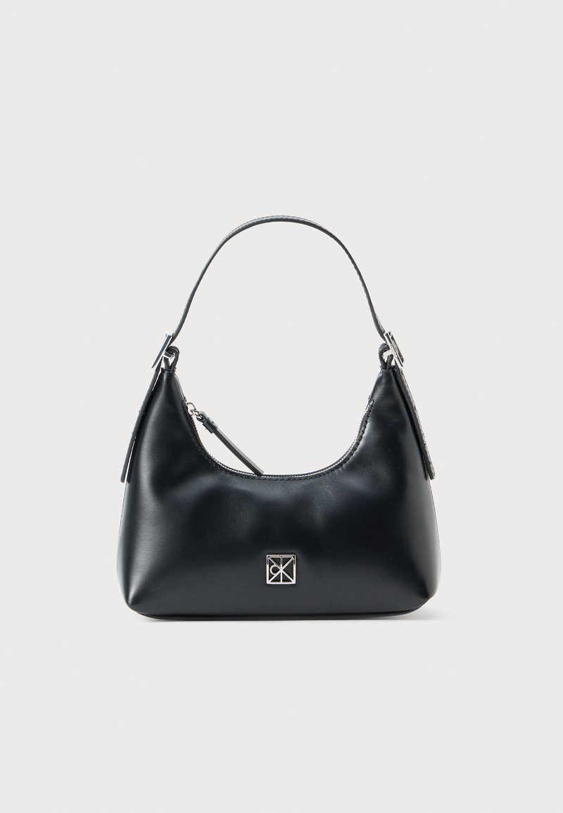 Bolsa de ombro de couro preto com uma única alça, fecho de zíper e um pequeno logotipo prata quadrado na parte frontal.