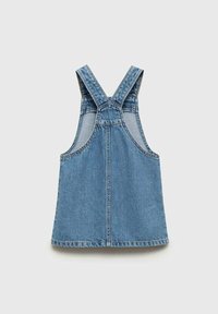 Džínová overal šaty v světle modré barvě s nastavitelnými křížovými ramínky, rovný střih a kontrastním prošíváním podél okrajů.