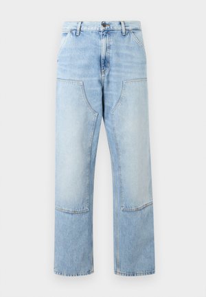 Világoskék farmernadrág magas derékkal, nagy elülső foltzsebekkel, gombos záródással és egyenes, széles szárakkal.