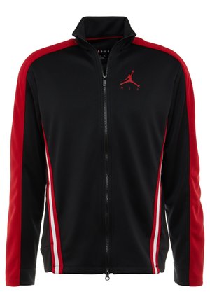 Sort og rød jakke med fuld lynlås, røde ærmer, hvide og røde sidelister samt rød Jumpman-logo på venstre bryst.