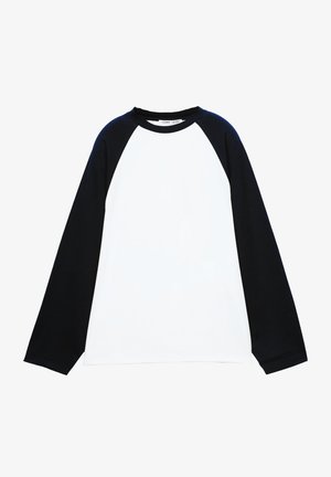 Langärmliges Raglan-T-Shirt mit weißem Körper und schwarzen Ärmeln. Hergestellt aus weichem Stoff, mit Rundhalsausschnitt und genähten Bündchen.