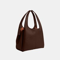 Borsa tote in pelle marrone scuro con manici larghi e una texture sottile a grana, con una piccola cerniera dorata nella tasca laterale.