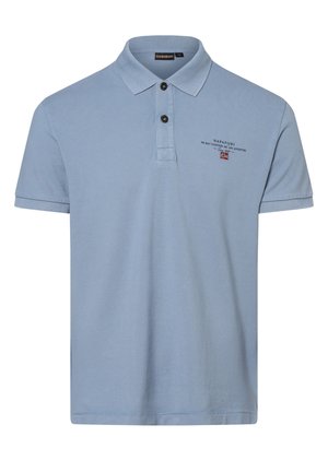 Polo bleu clair à manches courtes avec deux boutons noirs et petit logo "Napapijri" ainsi qu'un écusson drapeau sur le côté gauche de la poitrine.