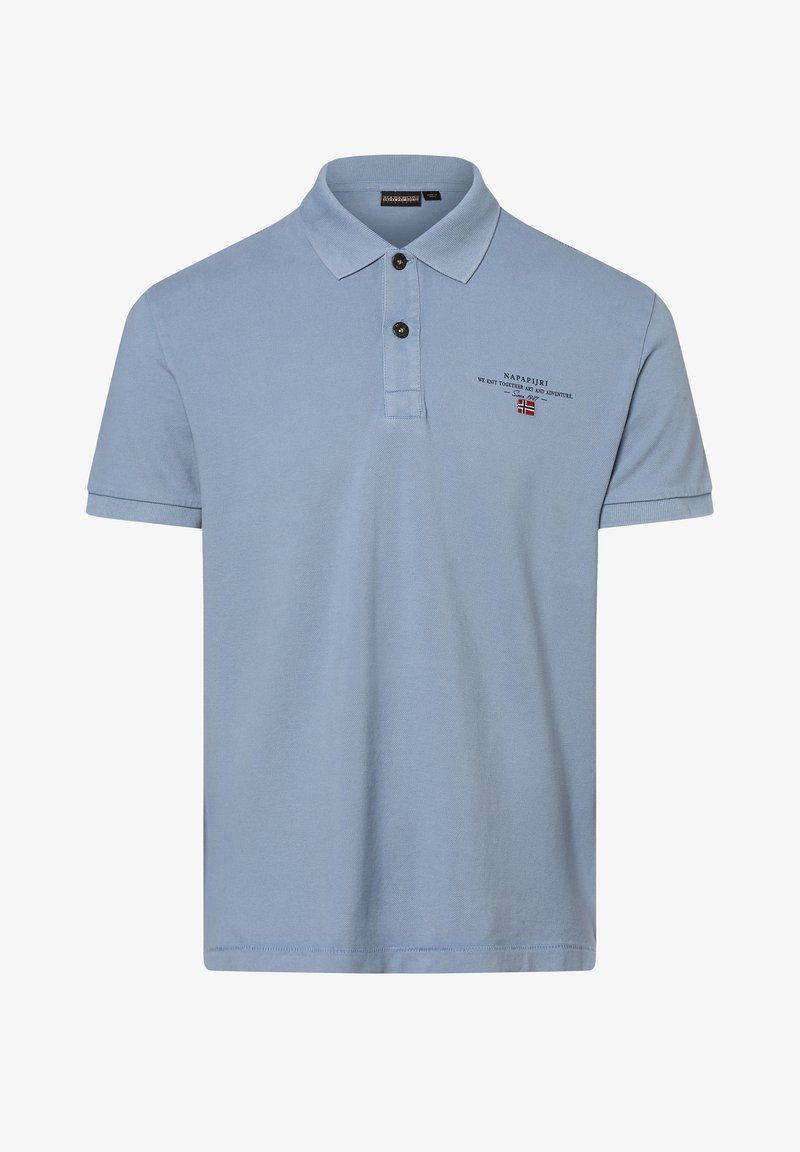 Polo bleu clair à manches courtes avec deux boutons noirs et petit logo "Napapijri" ainsi qu'un écusson drapeau sur le côté gauche de la poitrine.