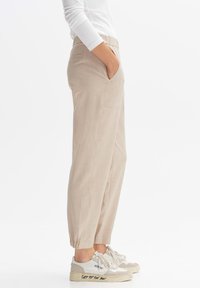 OPUS MYHA - Stoffhose - macadamia