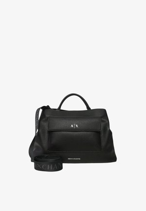 Borsa in pelle nera a superficie granellata con manico superiore e tracolla removibile. Presenta una tasca con patta anteriore e dettagli a logo in rilievo.