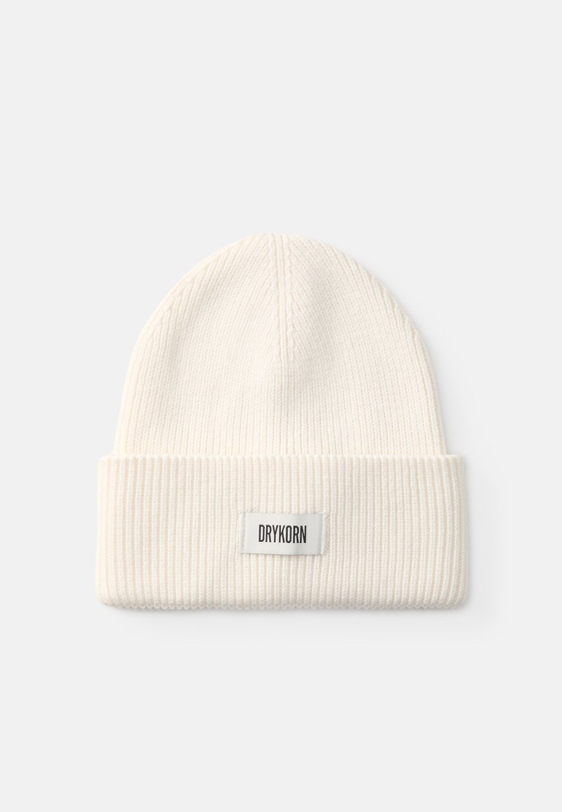 Gorro de malha em branco sujo, com textura canelada e barra dobrada. Inclui um rótulo cosido com "DRYKORN" em texto preto.