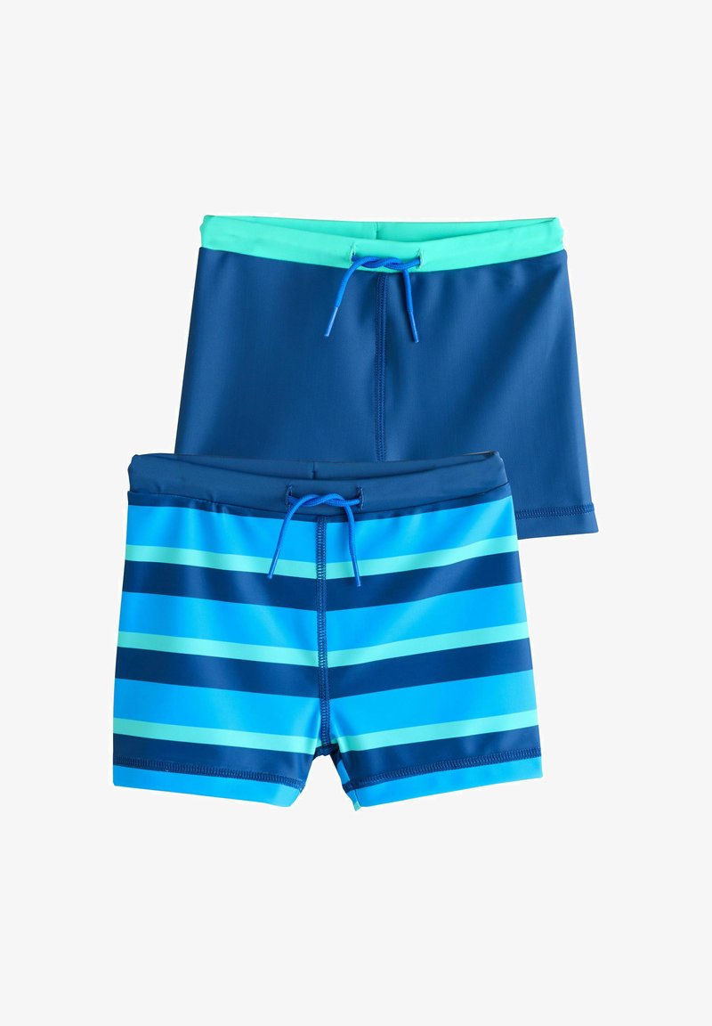 Dwie pary niebieskich kąpielówek chłopięcych; jedna w jednolitym granatowym kolorze z turkusowym pasem, druga w poziome paski niebieskie i granatowe, obie z niebieskimi sznurkami do wiązania.