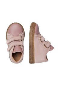 Scarpe in pelle scamosciata e pelle rosa con due cinturini in Velcro, punta arrotondata e suola in gomma texturizzata, caratterizzate da una finitura liscia e dettagli minimalisti.