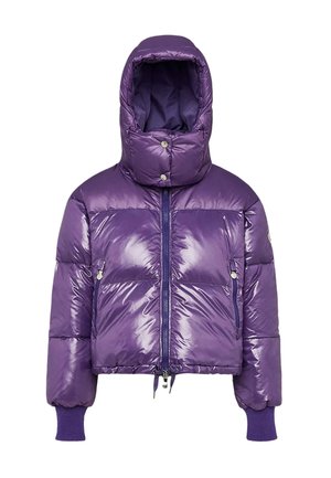 Giacca imbottita viola con esterno lucido e trapuntato, colletto alto, chiusura con zip e polsini viola a coste. Include due tasche laterali.