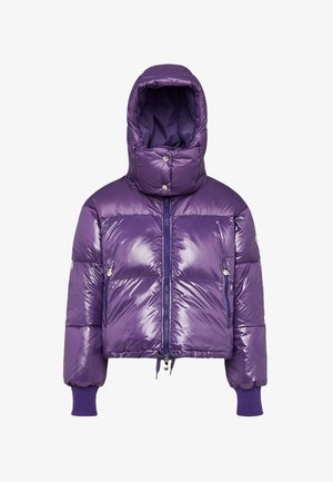 Giacca imbottita viola con esterno lucido e trapuntato, colletto alto, chiusura con zip e polsini viola a coste. Include due tasche laterali.