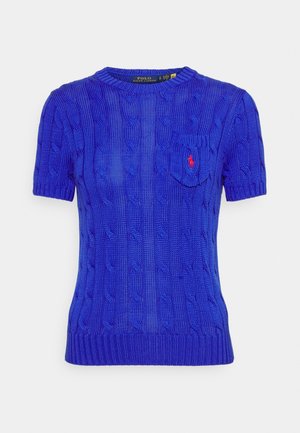 Pull bleu tricoté à manches courtes avec motif torsadé et petite poche poitrine ornée d'un emblème rouge.