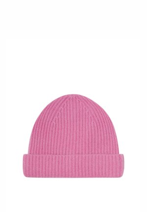 Roze gebreide muts van zacht materiaal, met een geribbelde structuur en een omgeslagen boord voor extra warmte.