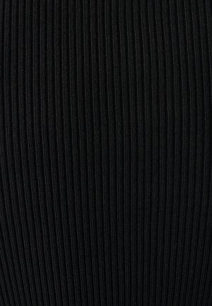 Čierna rebrovaná látka s vertikálnymi pruhmi, ktorá predvádza elastickú štruktúru a jednotný vzor po celom povrchu. Hladký povrch bez ozdobných prvkov.